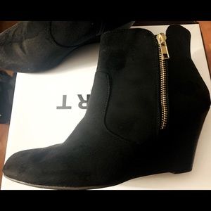 Report gently worn black wedge boot